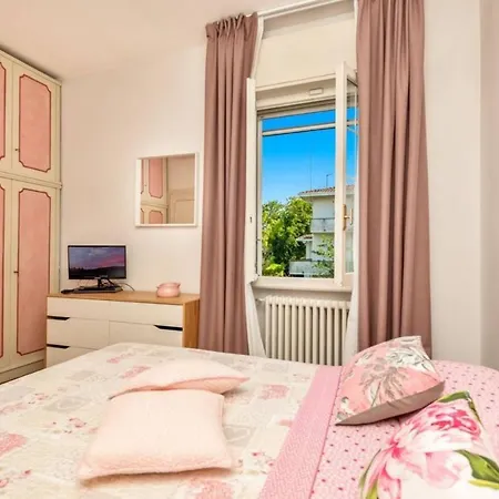 Apartment Pink In Versilia Marina di Pietrasanta